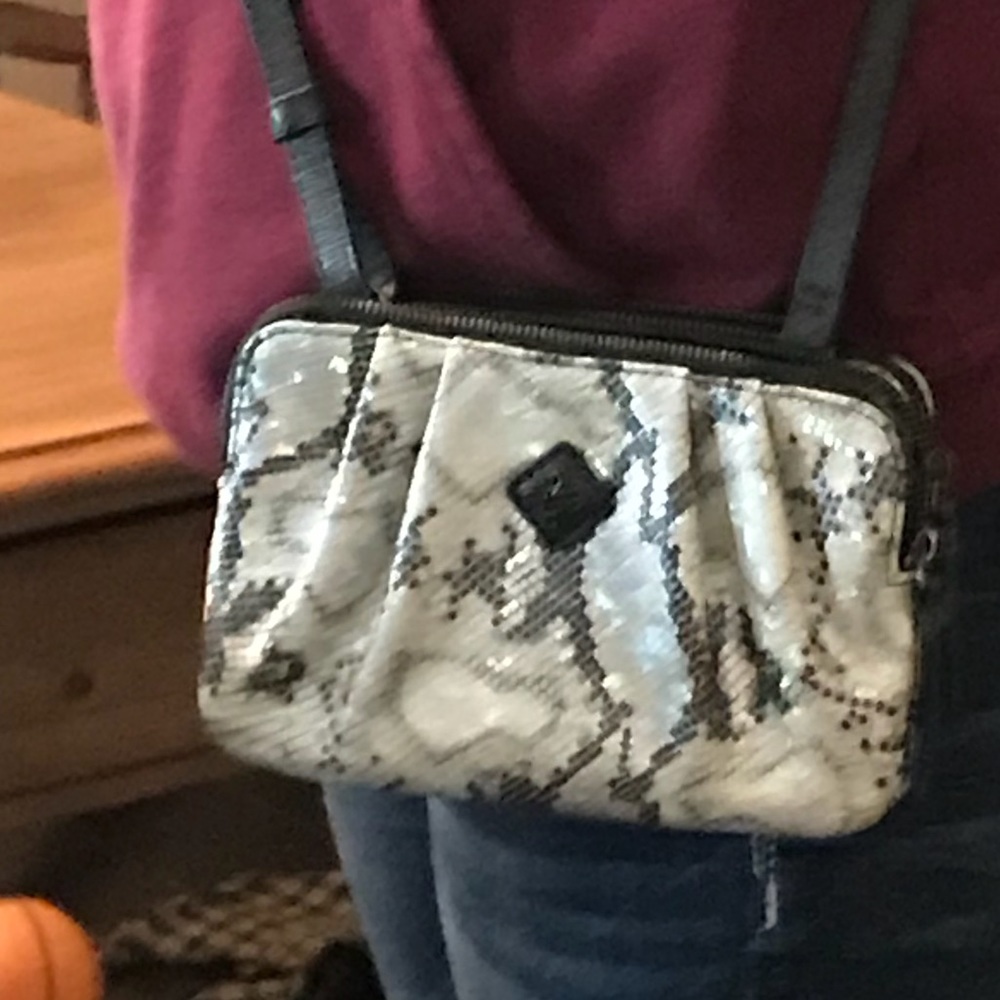 Classy, gorgeous Vera wang crossbody, never used